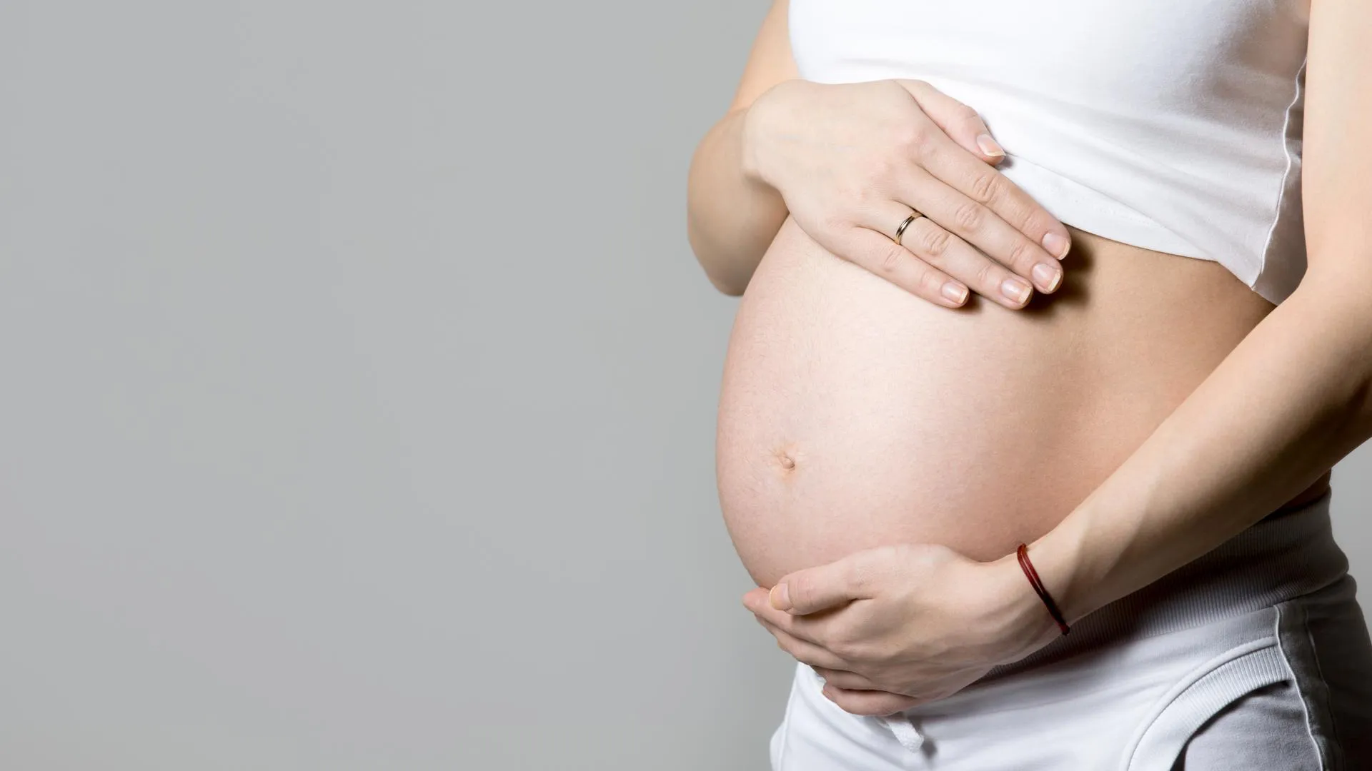 «Рада новому статусу мамы». Телеведущая Ромашкина сообщила о беременности