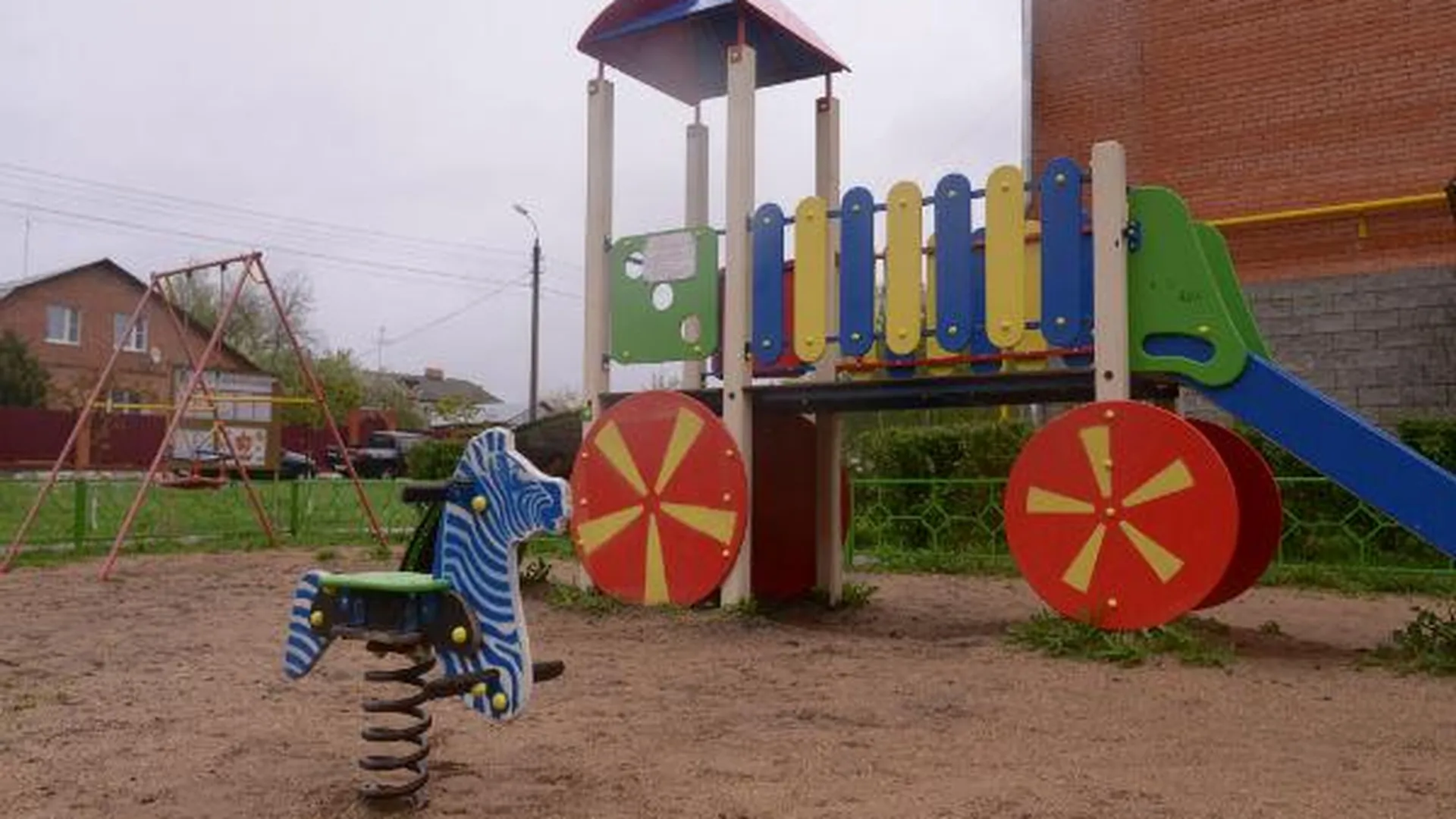 Более 900 детских площадок появится в области до конца года