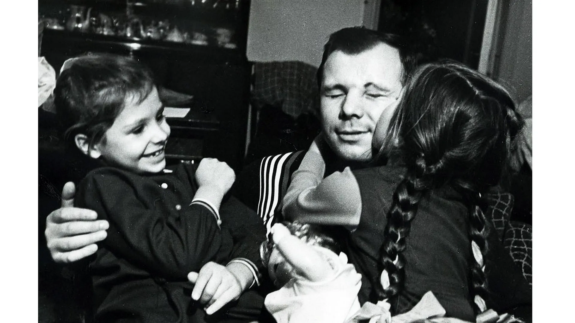 Юрий Гагарин с дочерьми. Фото: Pravda Komsomolskaya
