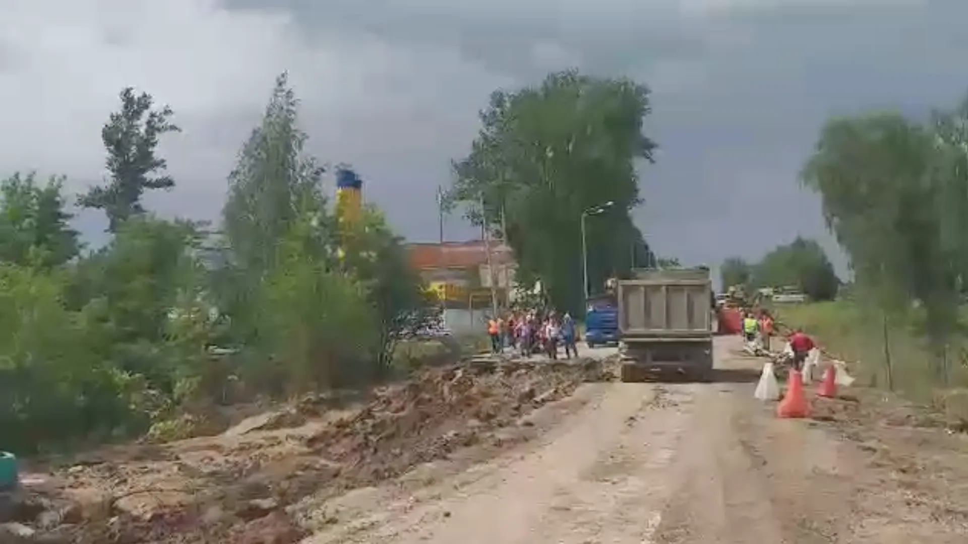 Дорогу восстанавливают в Рузском округе после потопа. Видео