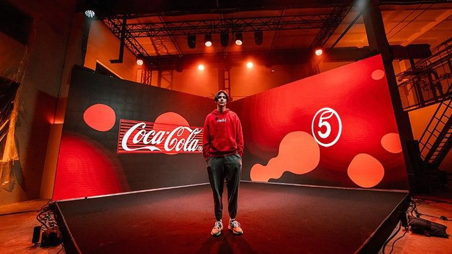 Тима Белорусских записал концерт в образах от Coca-Cola и «Пятерочки»