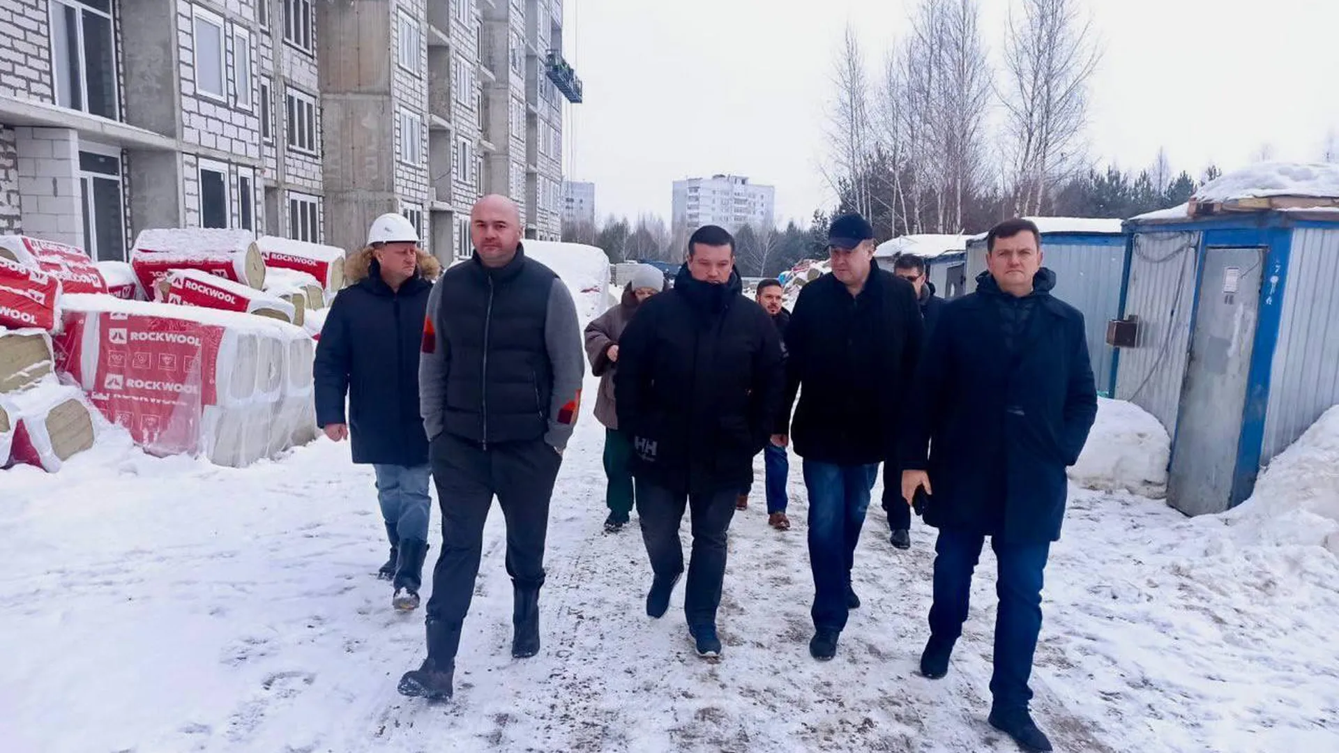 Министр стройкомплекса Подмосковья Локтев проверил дома для переселенцев из аварийного жилья в Пущине