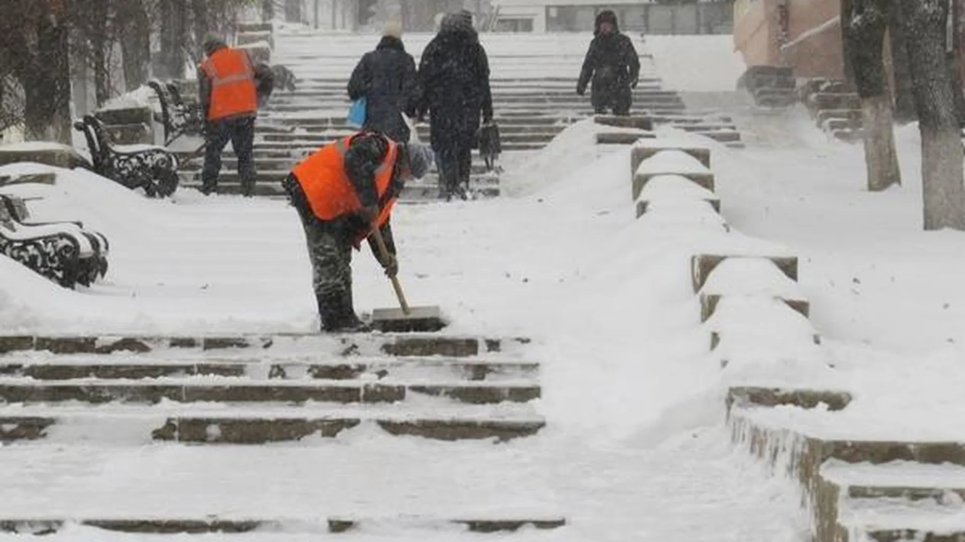 Свыше 5 тыс человек ликвидируют последствия снегопада в МО