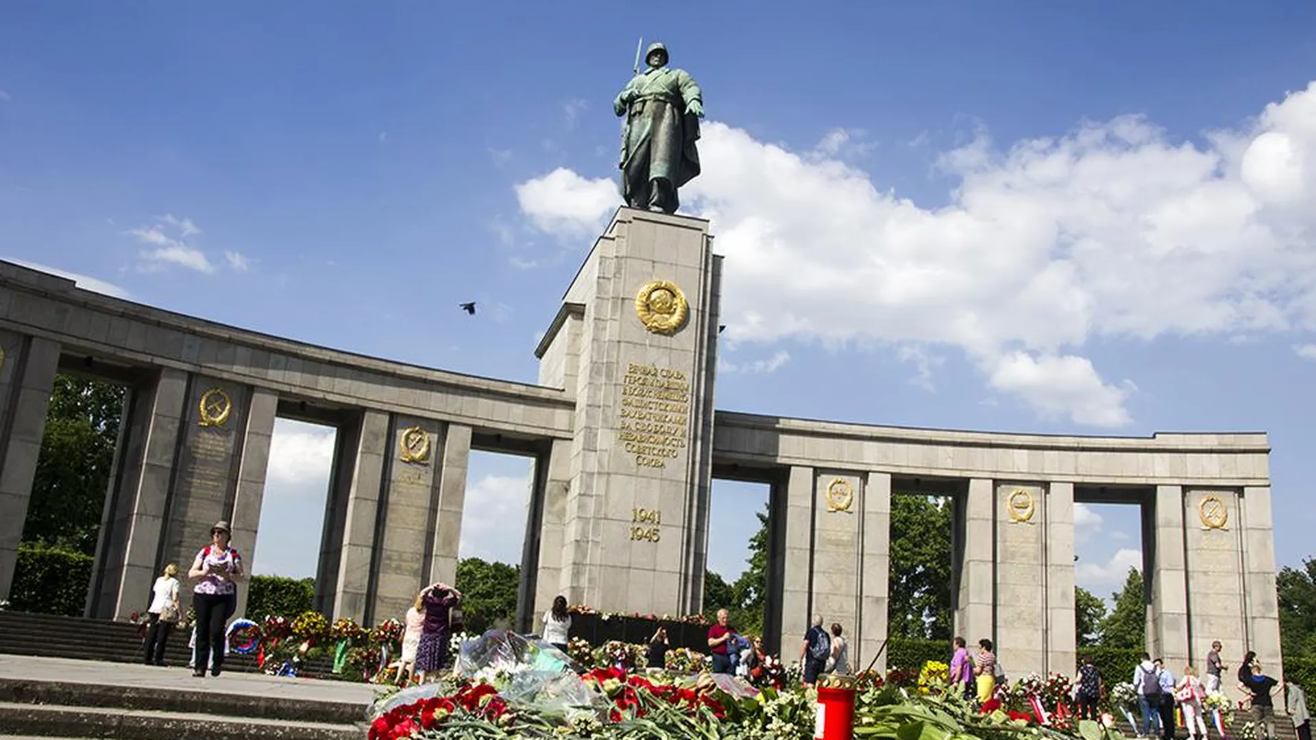 Украина впервые отказалась возлагать цветы к советским мемориалам в Берлине
