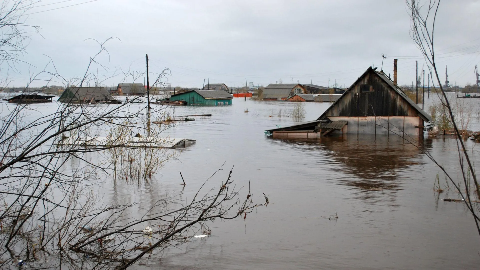 Путин призвал заранее готовиться к восстановлению жилья в подтопленных регионах
