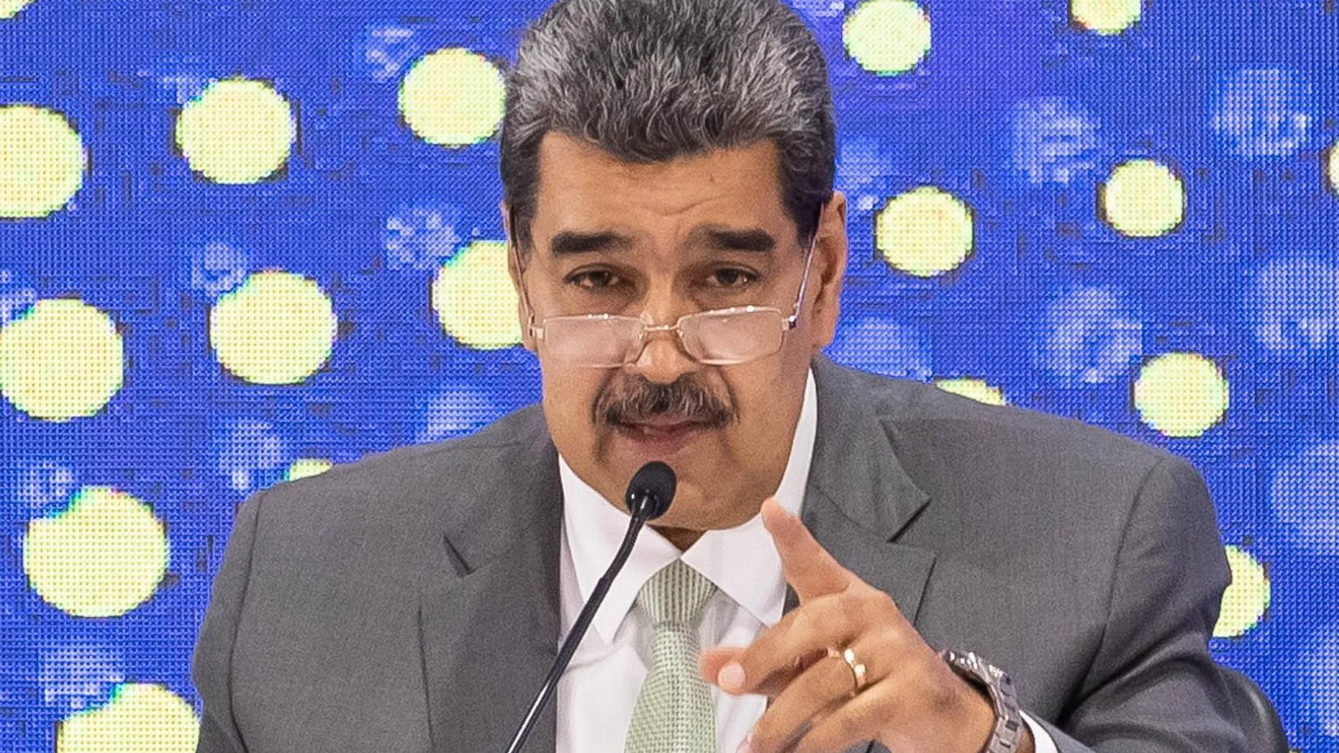 Мадуро: Зеленского выкинут на помойку
