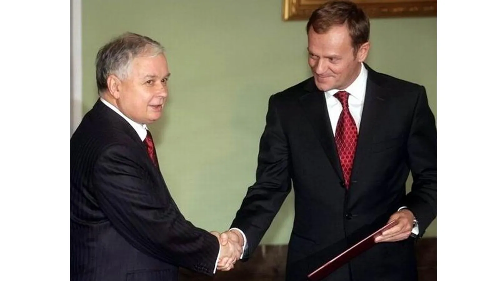 Президент Польши Лех Качиньский назначает Дональда Туска премьер-министром, 2007 год