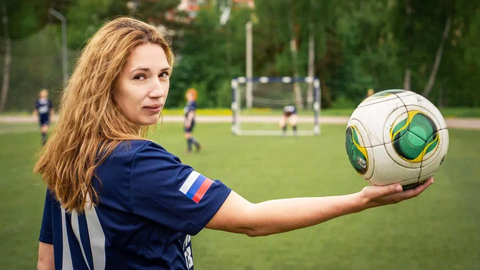 «В футбол привела дочка»: многодетная леди из Красногорска зажигает в «Лиге мам»