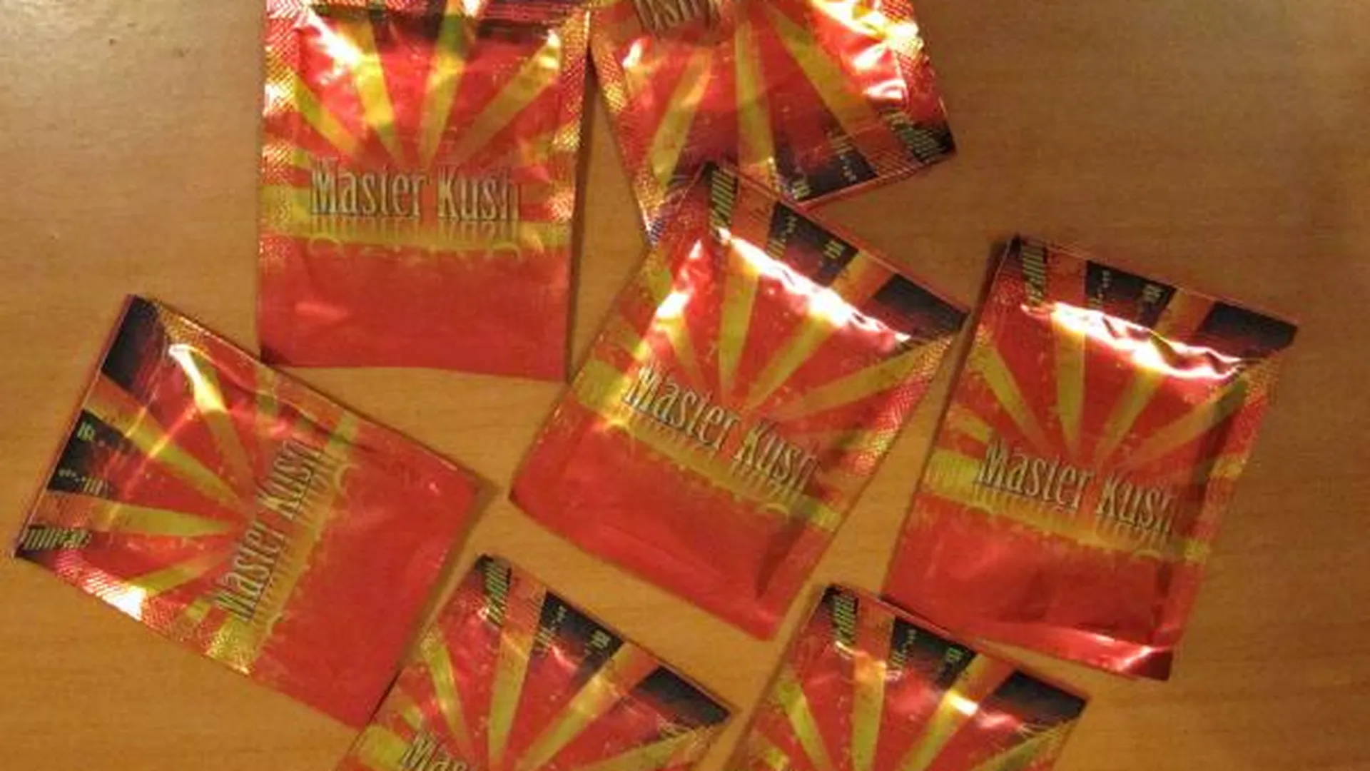 Полсотни пакетиков со «спайсами» нашли у несудимой девушки в Строгино