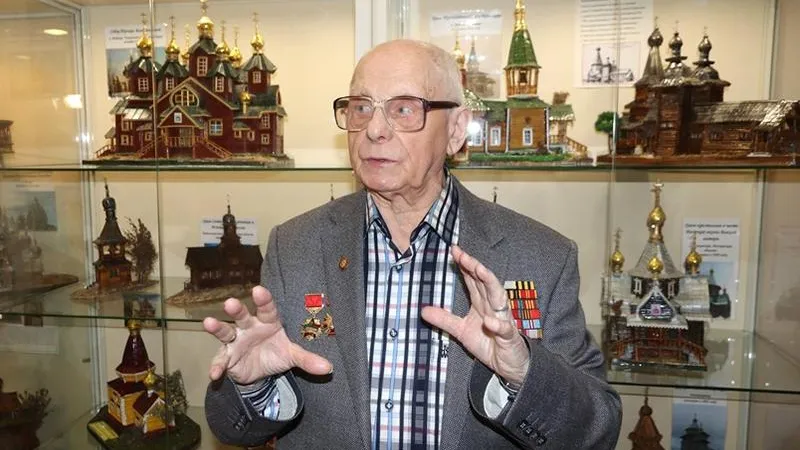 Мастер деревянного храмового зодчества в миниатюре открыл в Мытищах необычный музей