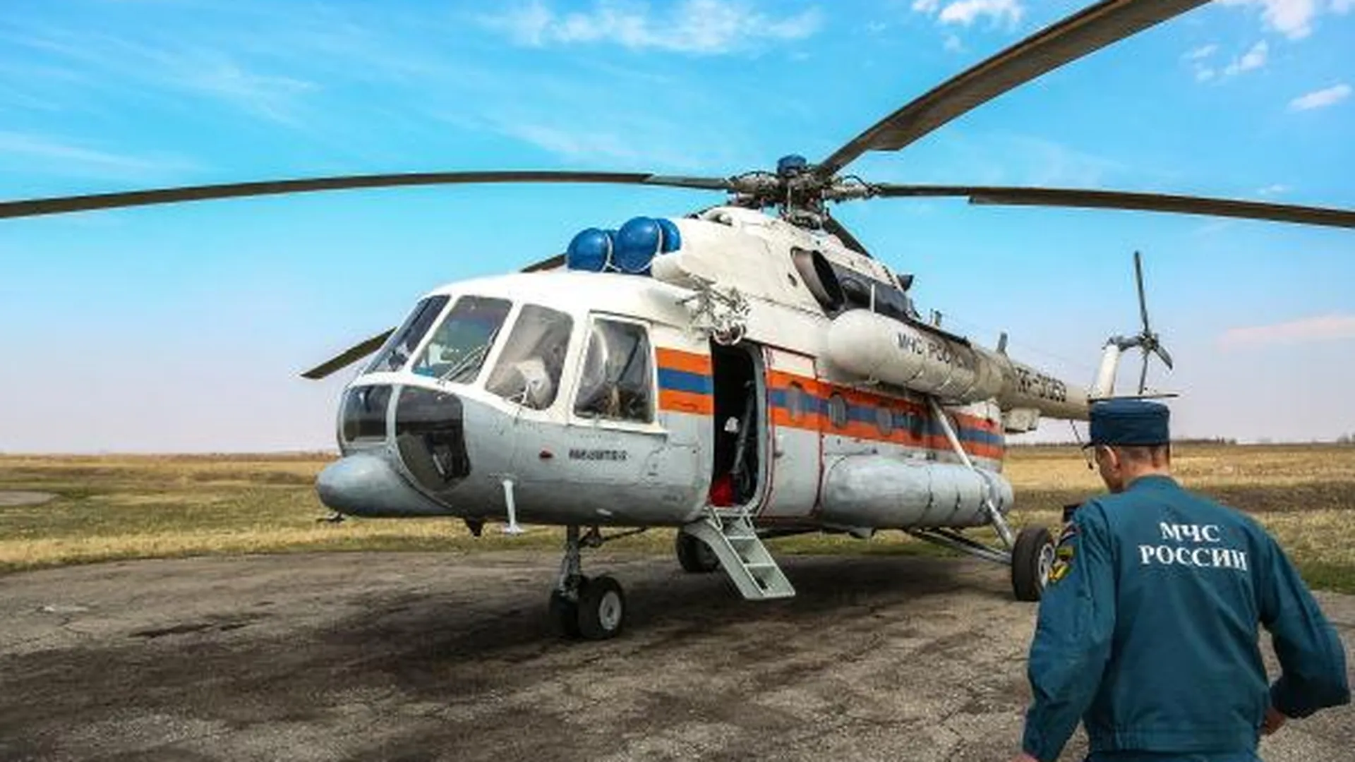 Ангары с горючими материалами пытаются потушить с помощью вертолетов в Подольском районе