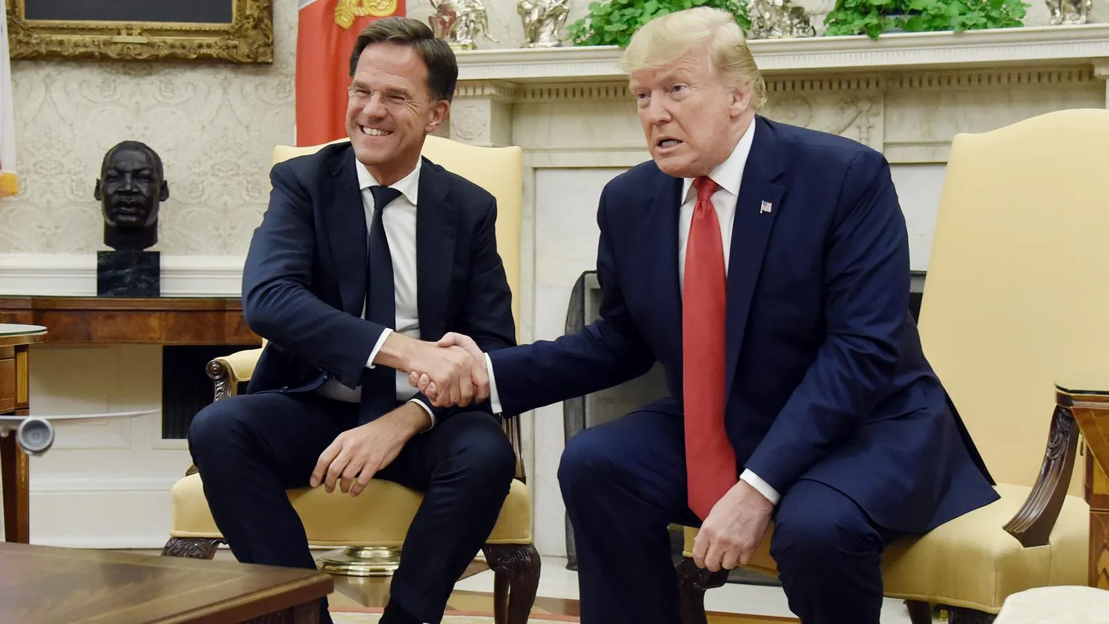 Еще премьер-министр Нидерландов Марк Рютте и еще президент США Дональд Трамп в Овальном кабинете в Вашингтоне, 18 июля 2019 года. Olivier Douliery/CNP/AdMedia