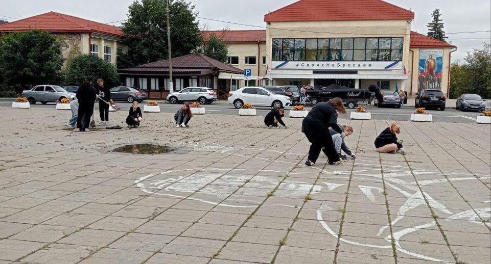 Школьники из Можайска привели в порядок монумент Солдату-освободителю