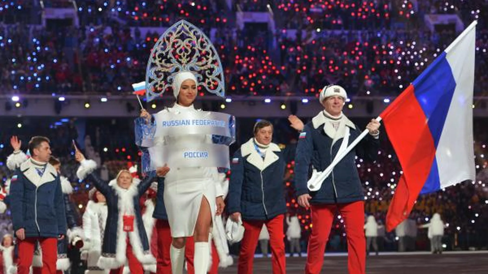 Знаменосец сборной России Александр Зубков (справа) во время парада атлетов и членов национальных делегаций на церемонии открытия XXII зимних Олимпийских игр в Сочи
