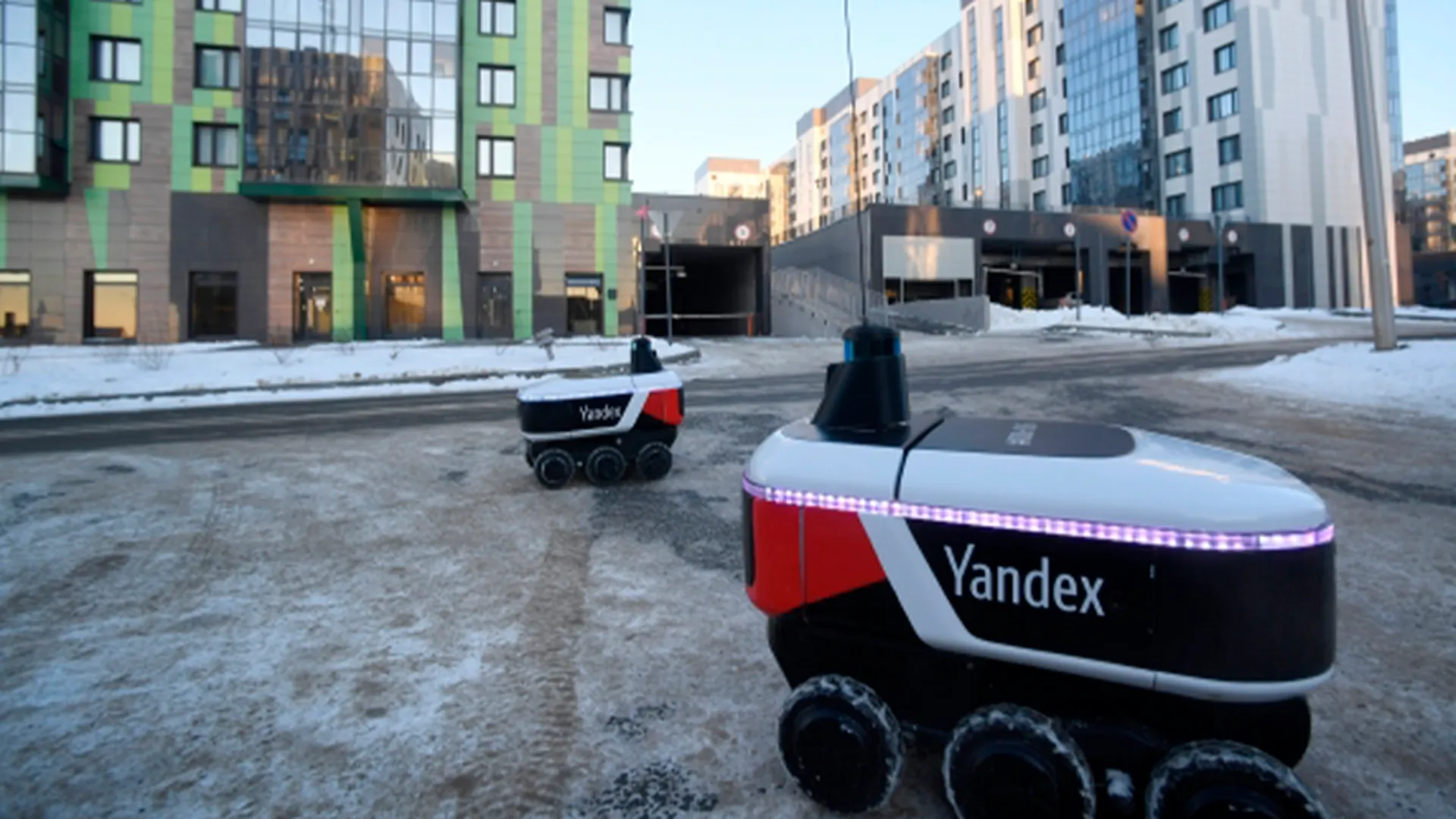 «Валли напился и устроил беспредел»: беспилотный доставщик Яндекса остановил трамвай