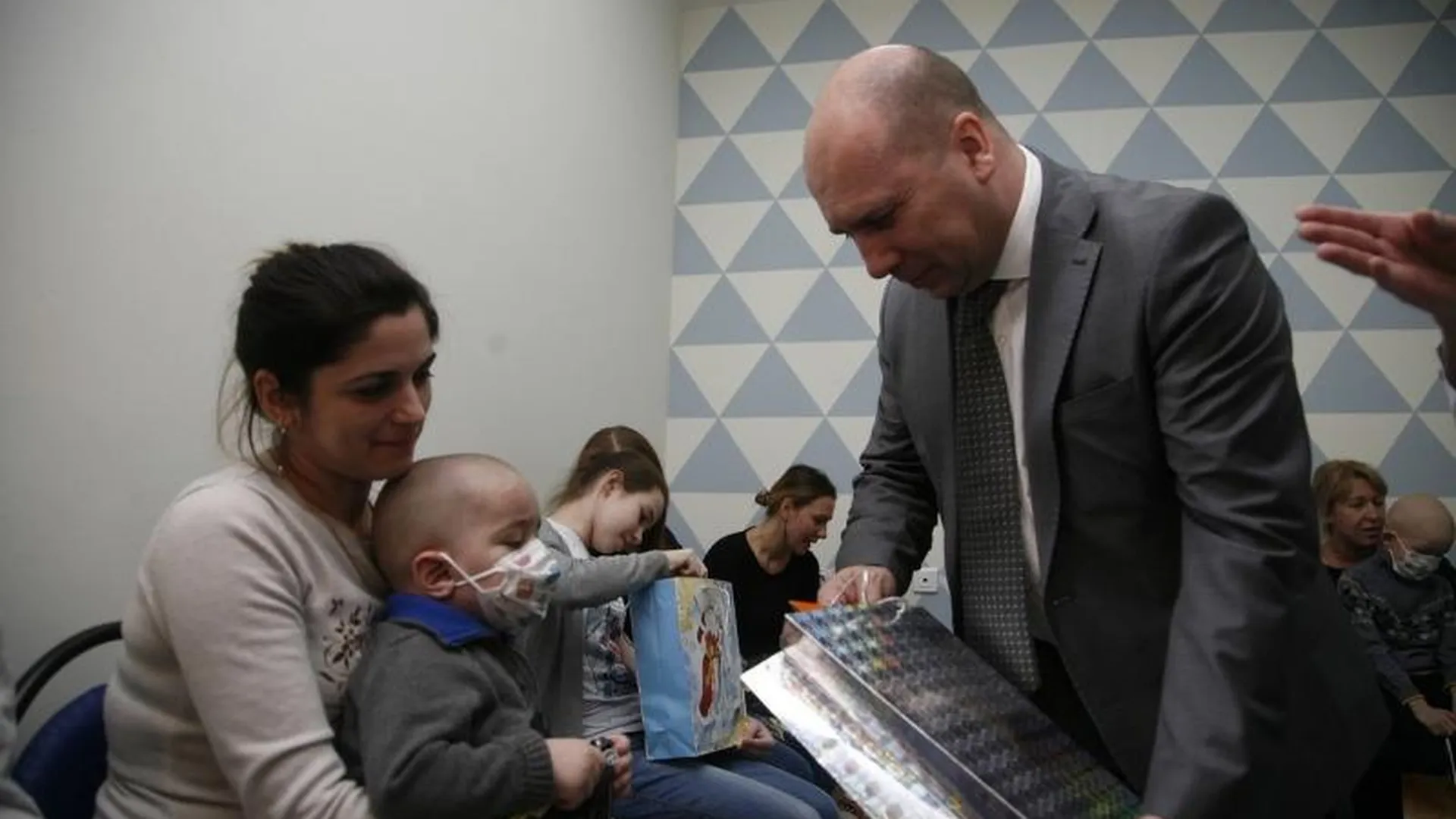 Дмитрий Марков вручил подарки пациентам онкодиспансера и врачам перинатальных центров