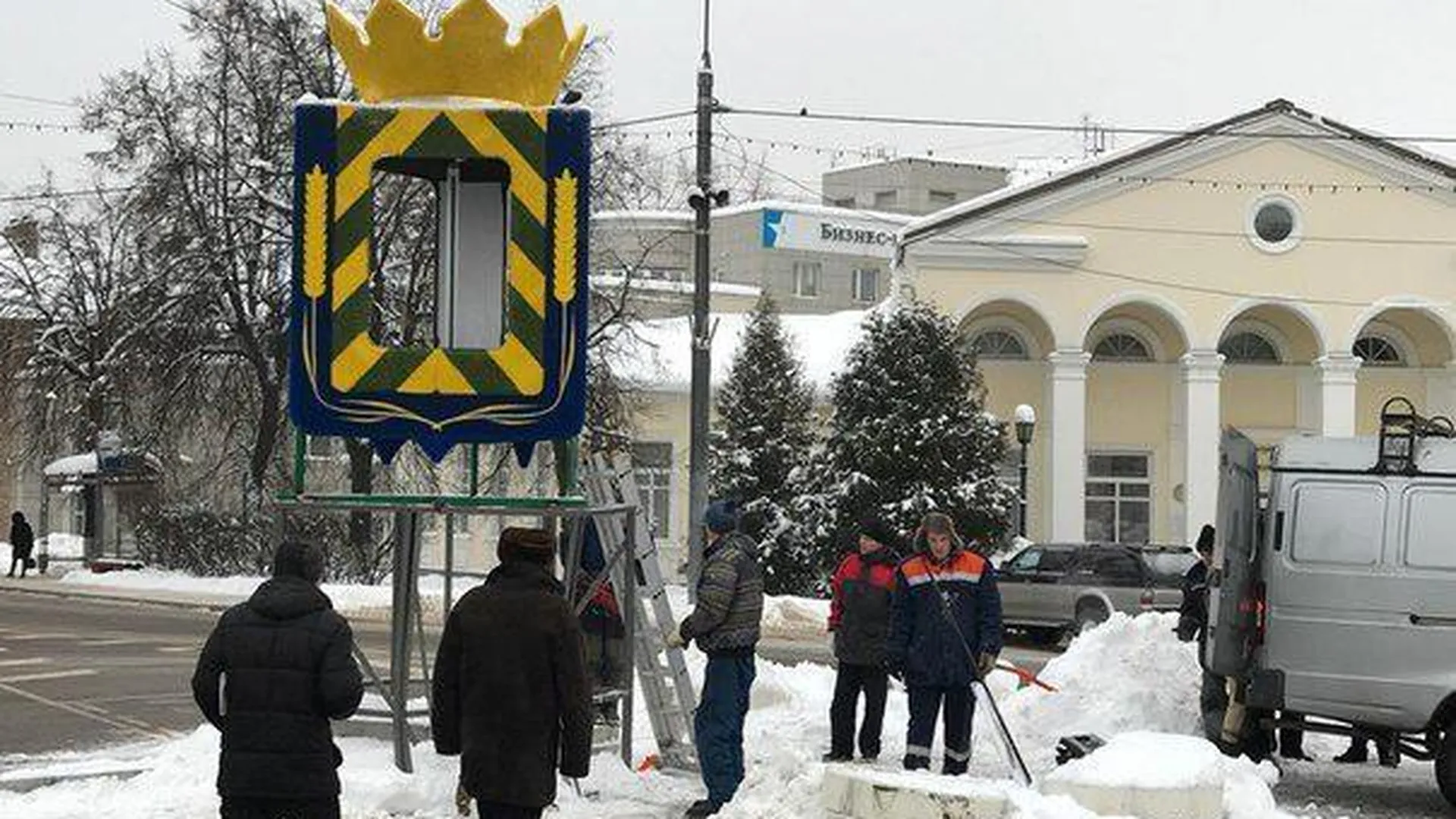Вандалы выломали феникса из герба Ленинского района