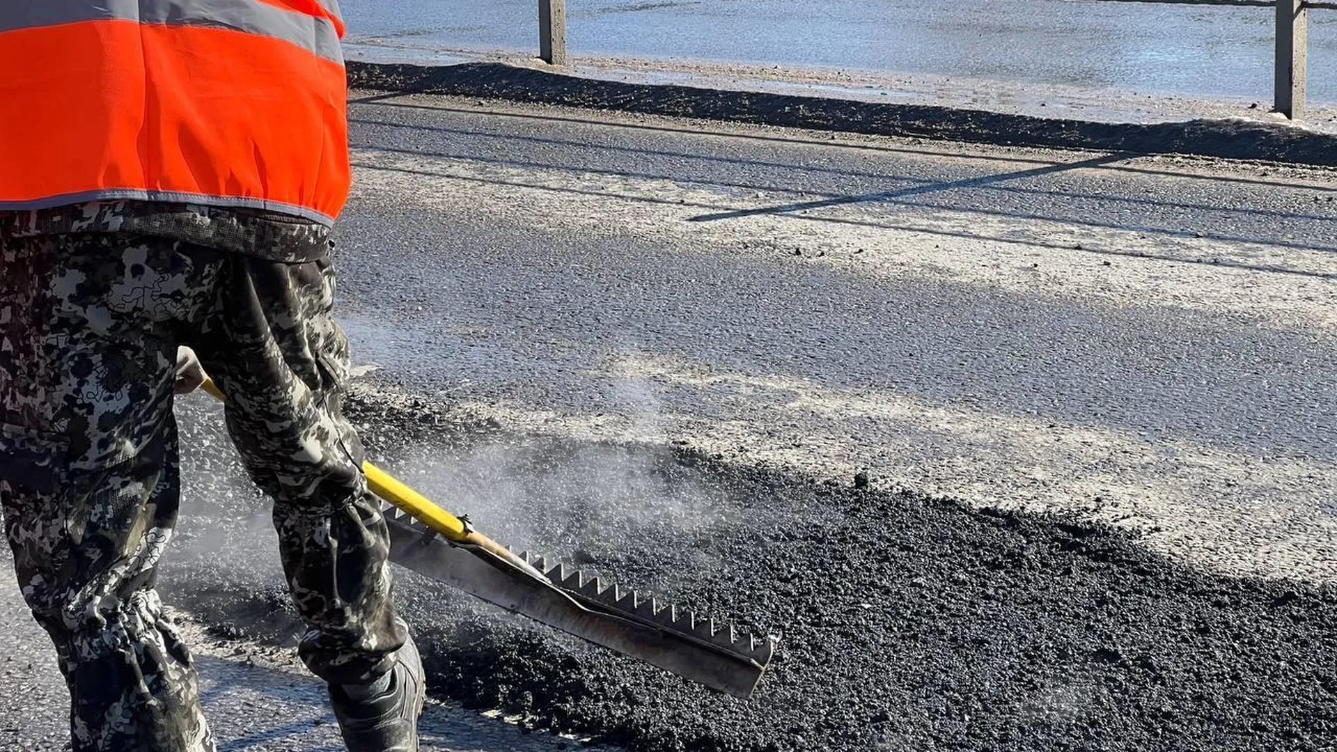 Дорожные службы ликвидировали более 50 асфальтовых ям в Серпухове за сутки