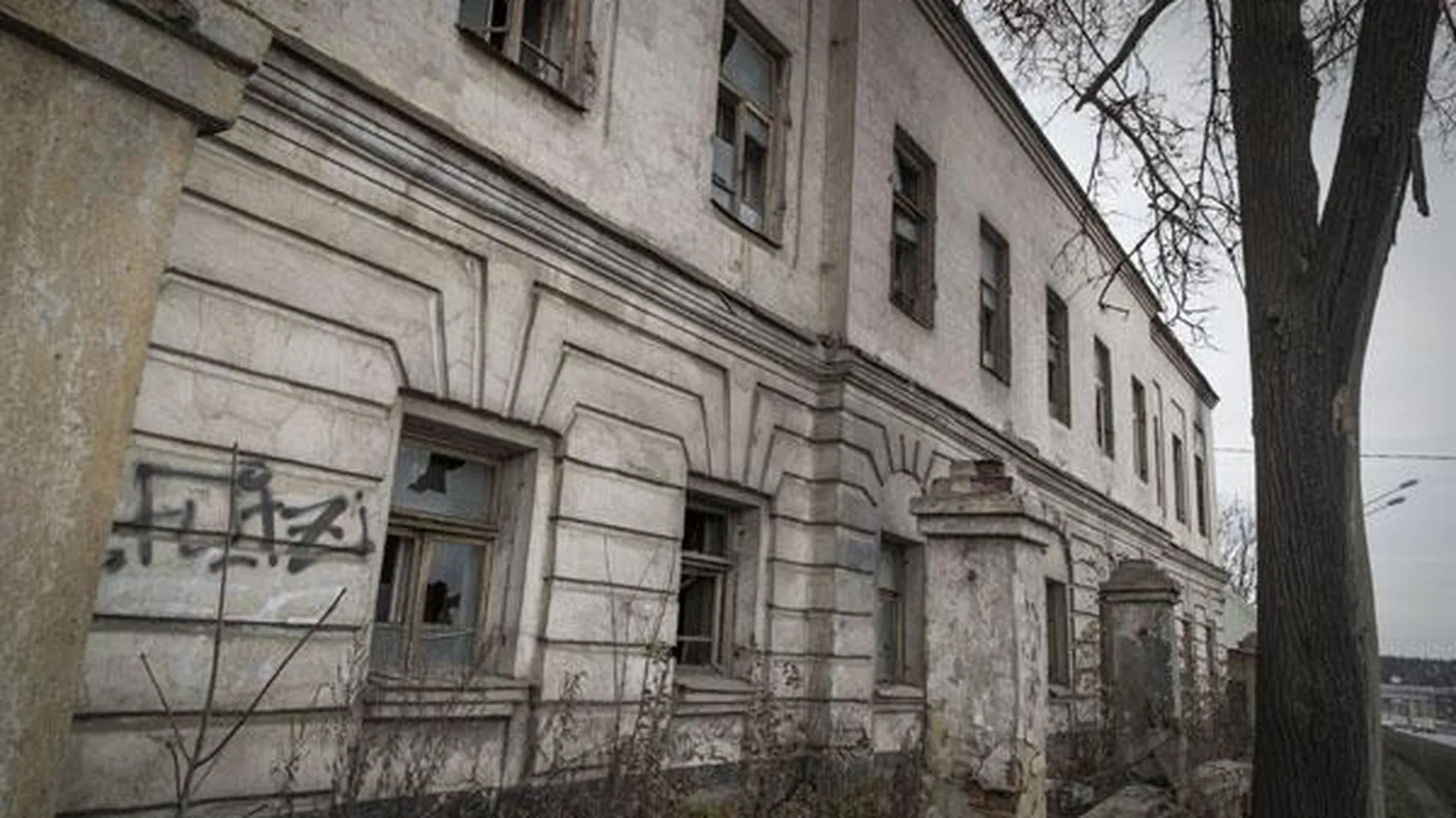 Жители Черной Грязи опасаются, что памятник культуры превратится в ТЦ
