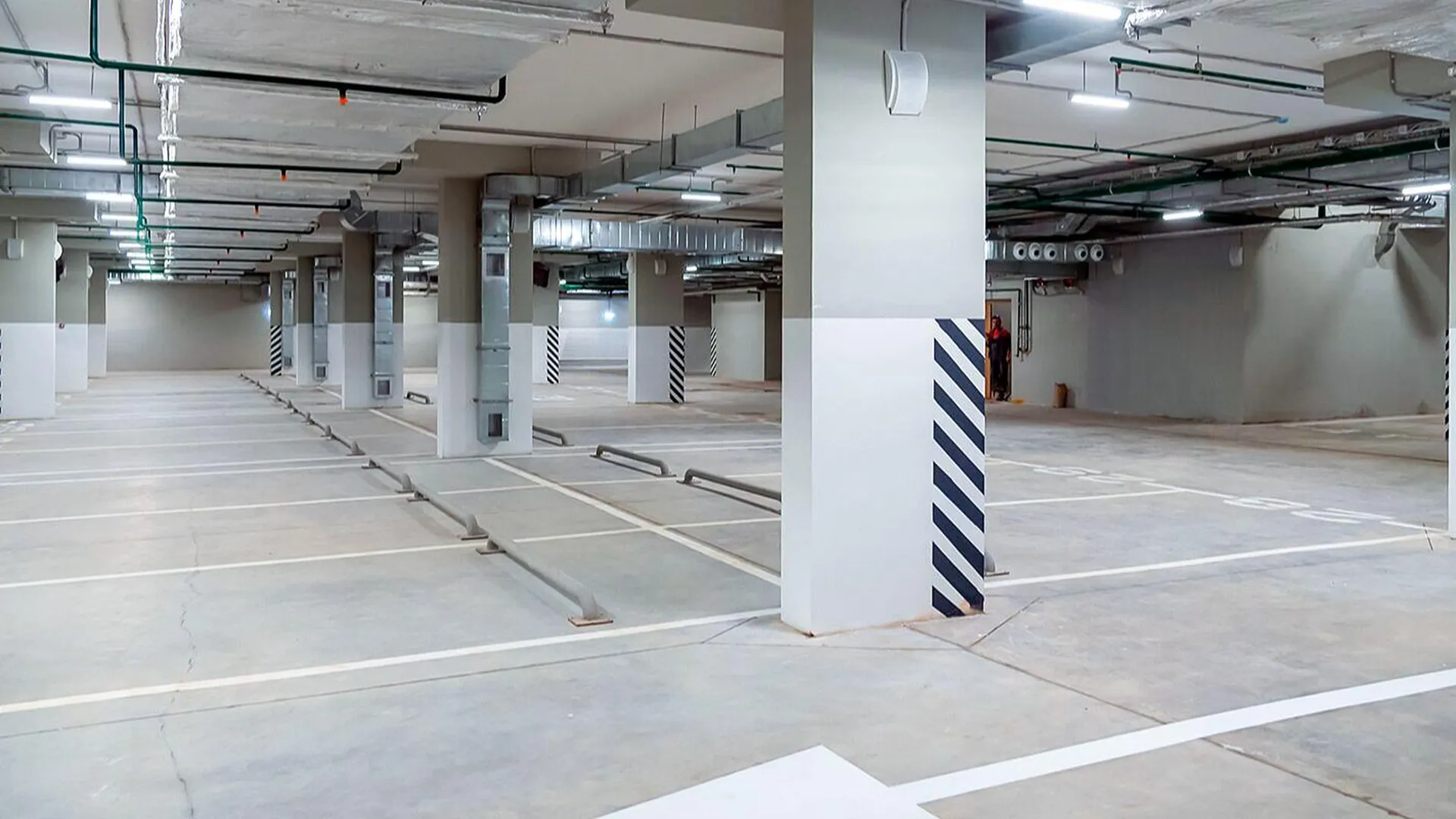 Наземно подземный паркинг. Многоуровневая парковка. Саларьево парк паркинг. Машиноместо в паркинге. Парковка бц нео гео наземная.