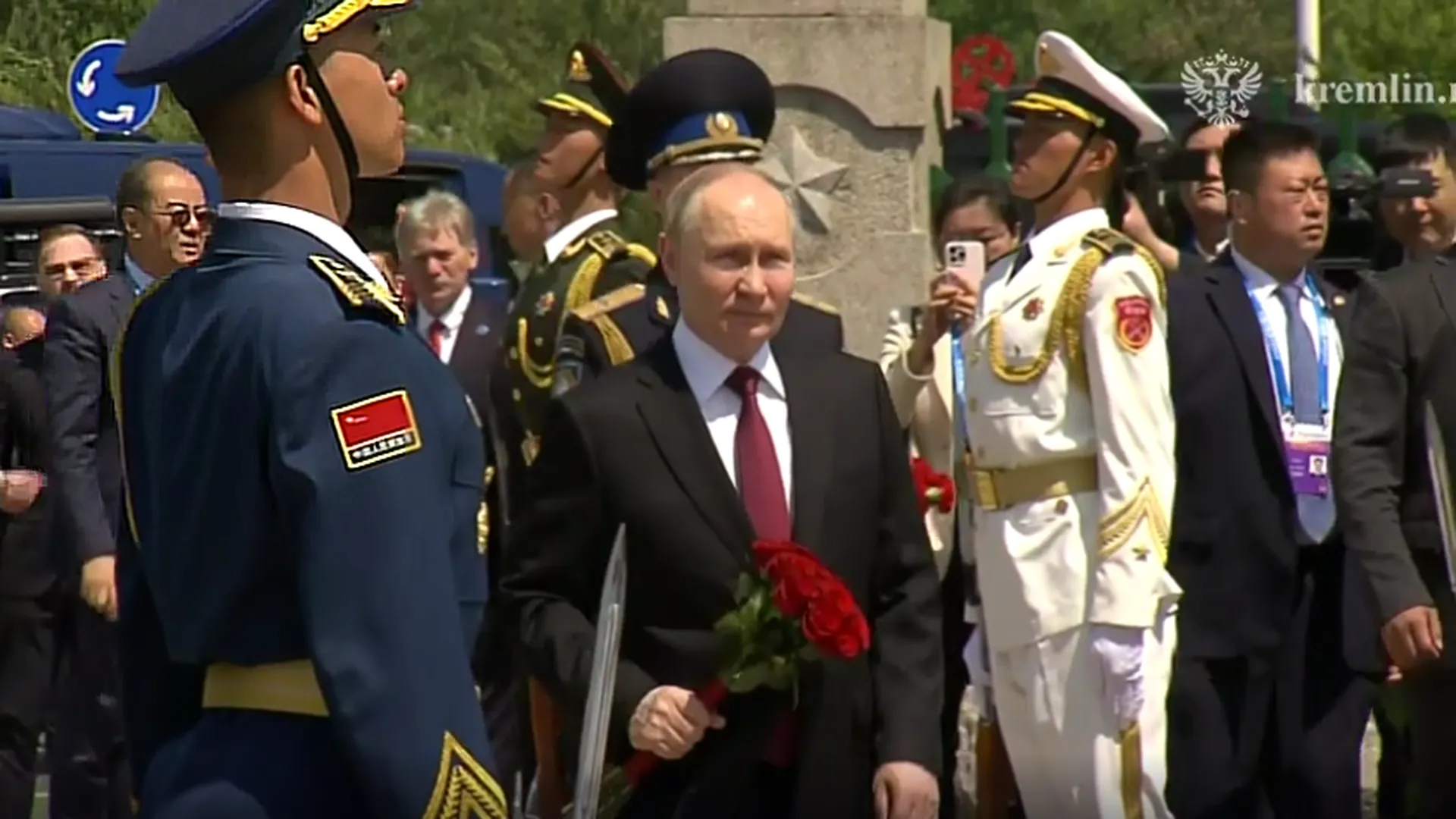 Владимир Путин возложил цветы к памятнику советским воинам в Харбине