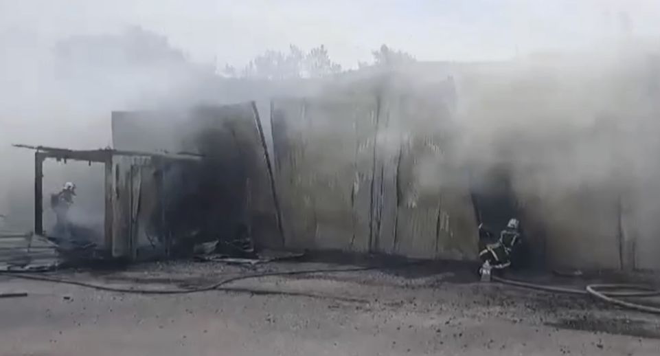 МЧС: пожар на складе поликарбоната в Ростове-на-Дону полностью потушили