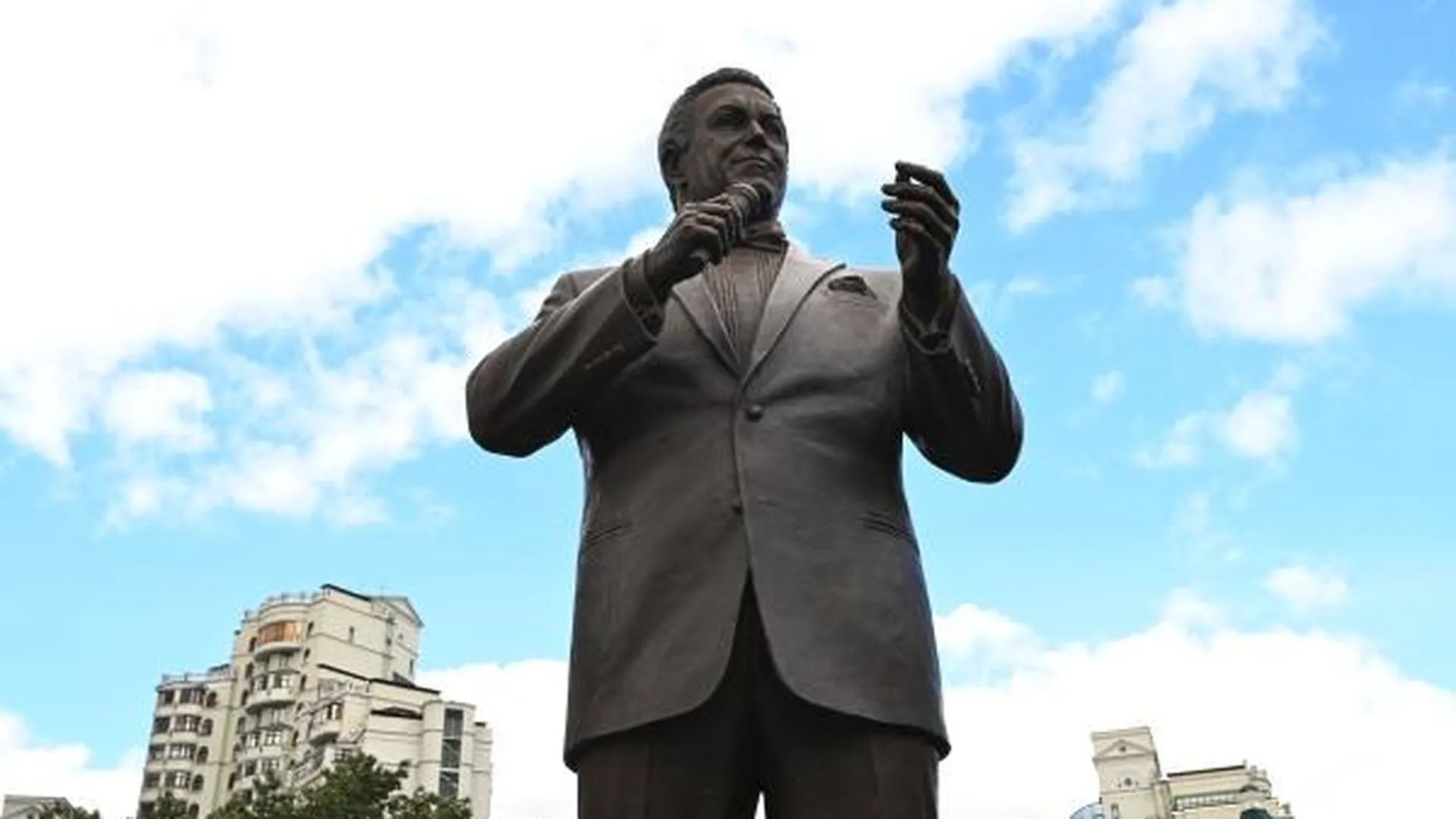 Мемориал Кобзону в Москве превратили в наркошоп