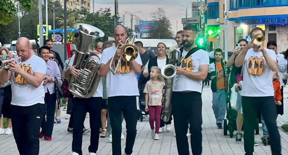 Танцующий оркестр выступил в Александровском сквере в Реутове