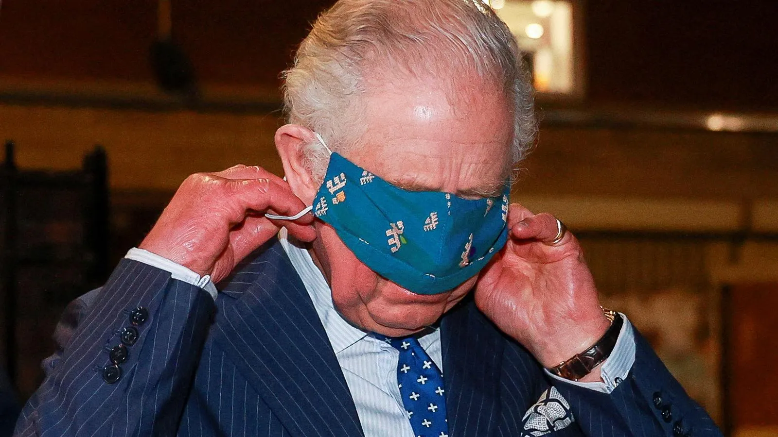 Король Великобритании Карл III поправляет маску, Лондон, 2021 год. Pool