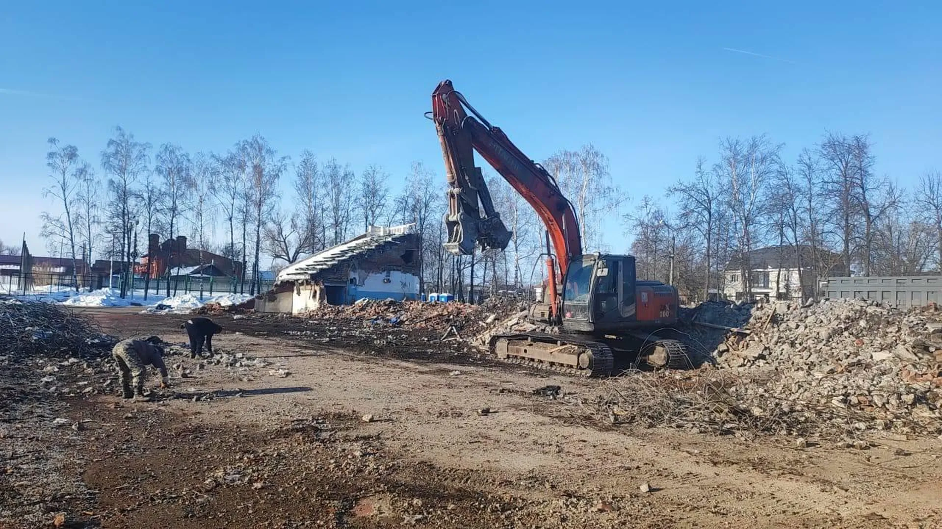 Строители завершают демонтажные работы на стадионе «Спартак» в Луховицах