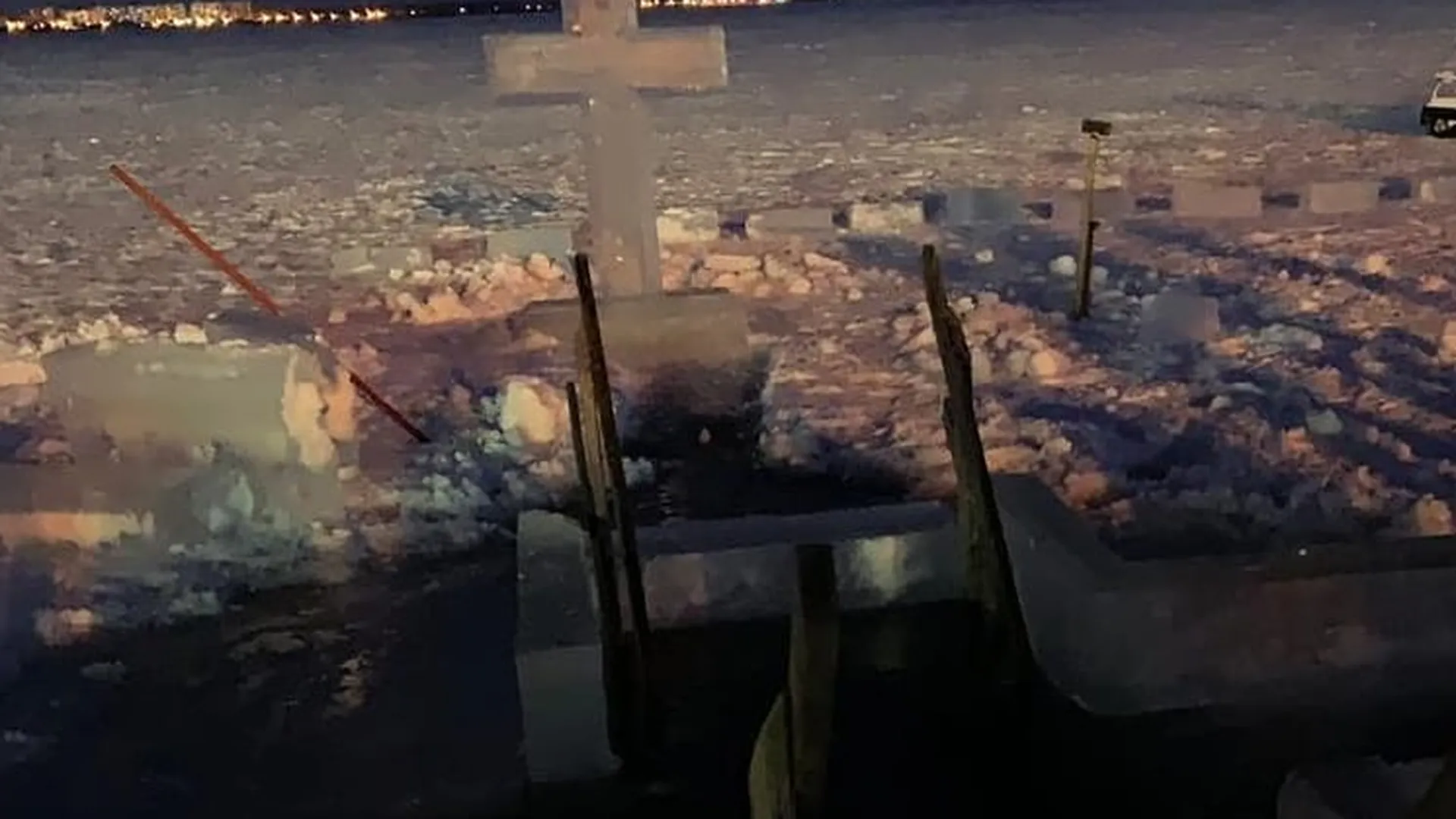 Спасатели свернули крещенские купания на Южном Урале из-за просевшего льда