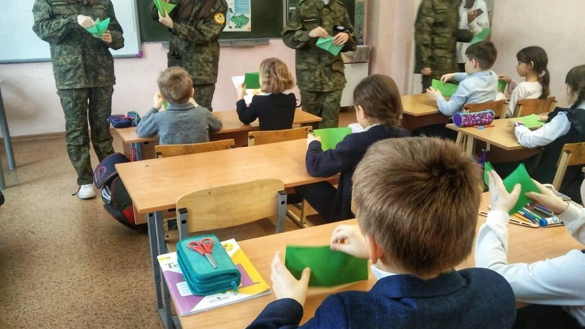 Учащимся школы в Дмитрове рассказали о роли лягушек в истории города