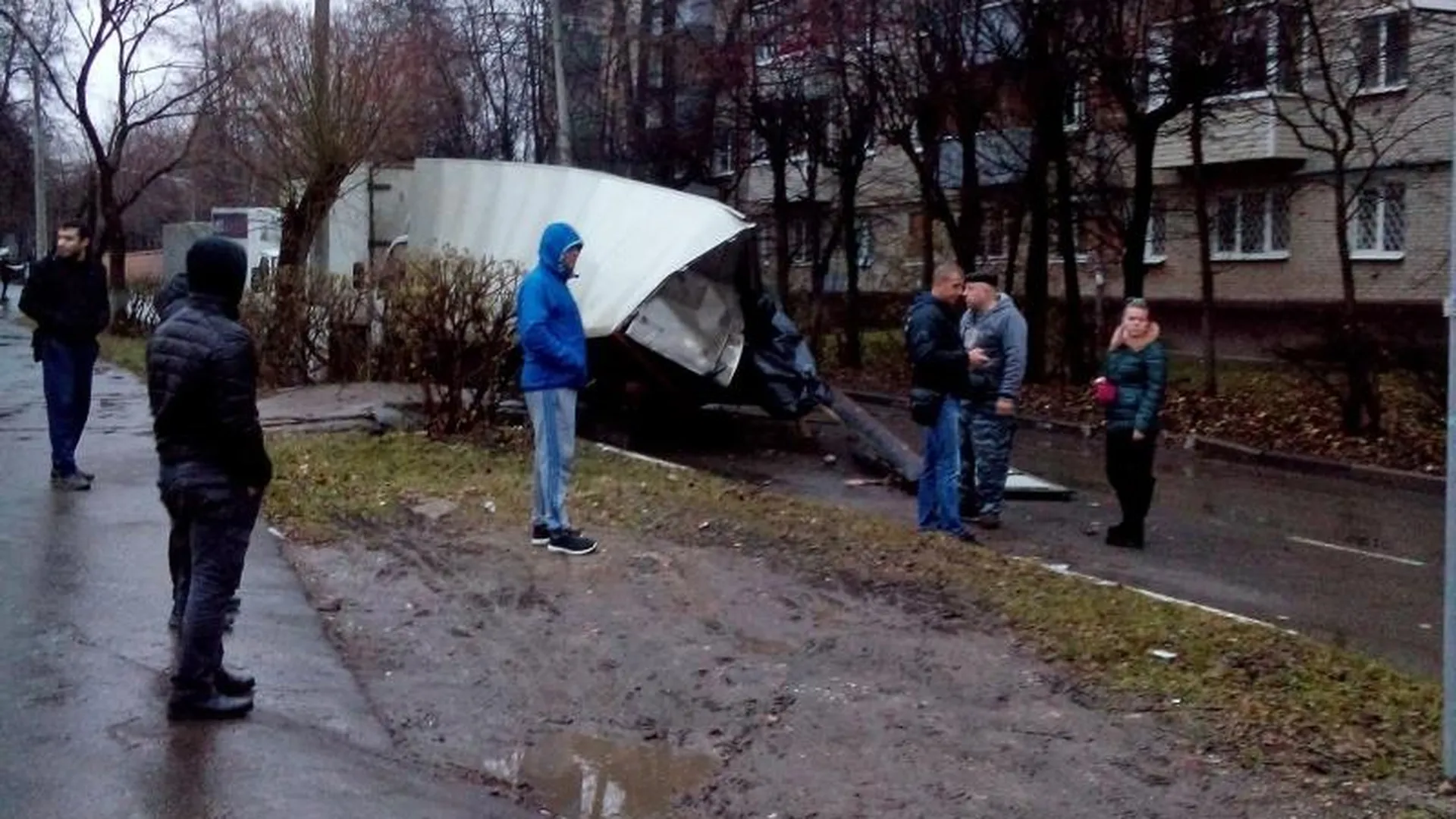 Неповоротливый грузовик устроил массовое ДТП во дворе на окраине Подольска