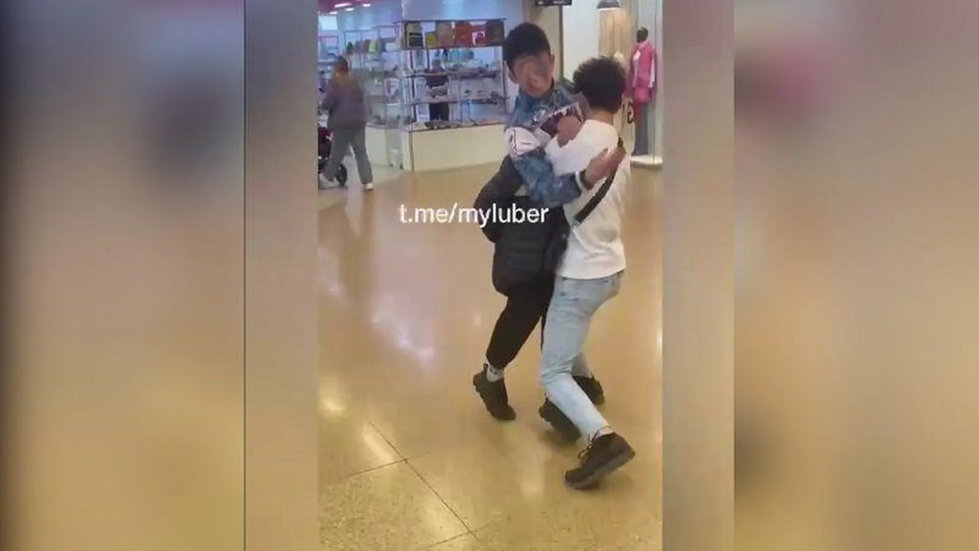 Агрессивные подростки устроили переполох в торговом центре Люберец