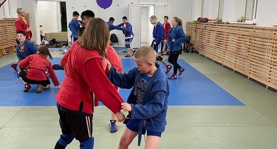Тренировку по самбо провели для юных спортсменов гимназии № 17 в Мытищах