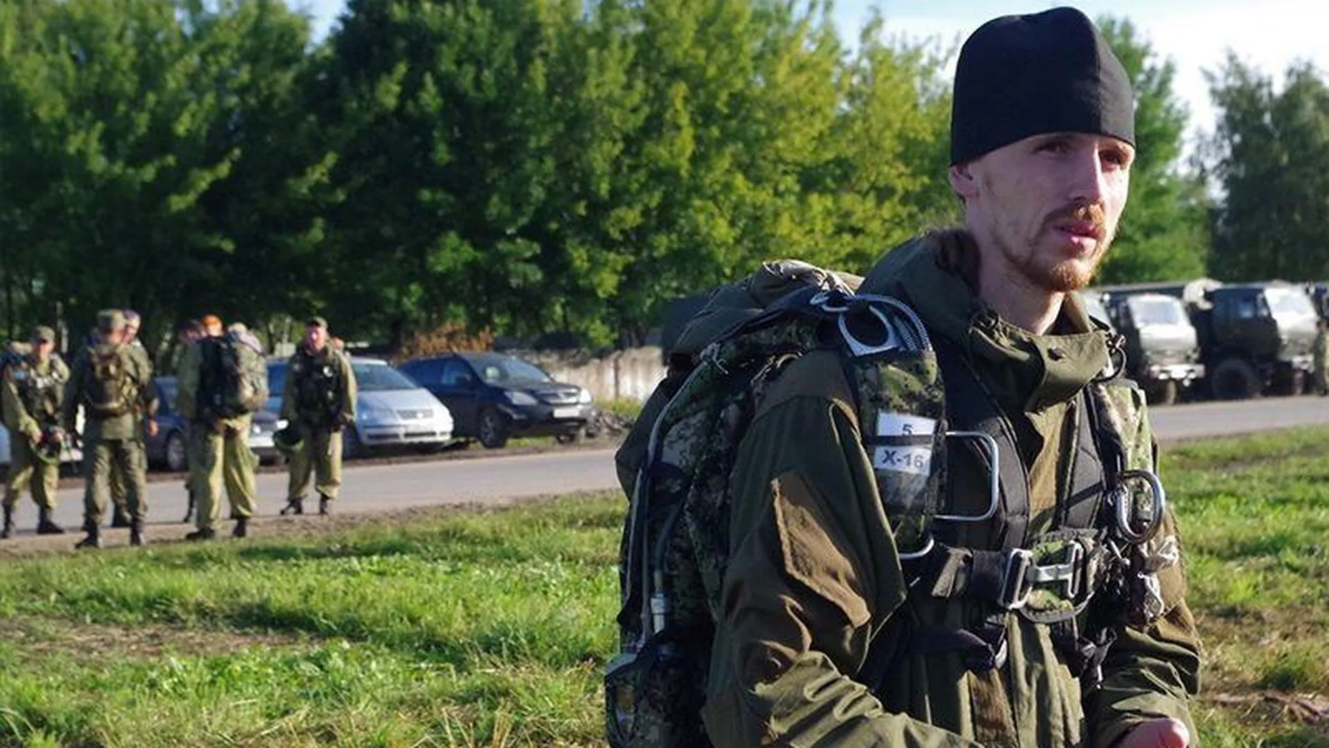 «Прыгал с парашютом вместе с солдатами»: жители Пскова молятся за раненного на СВО священника