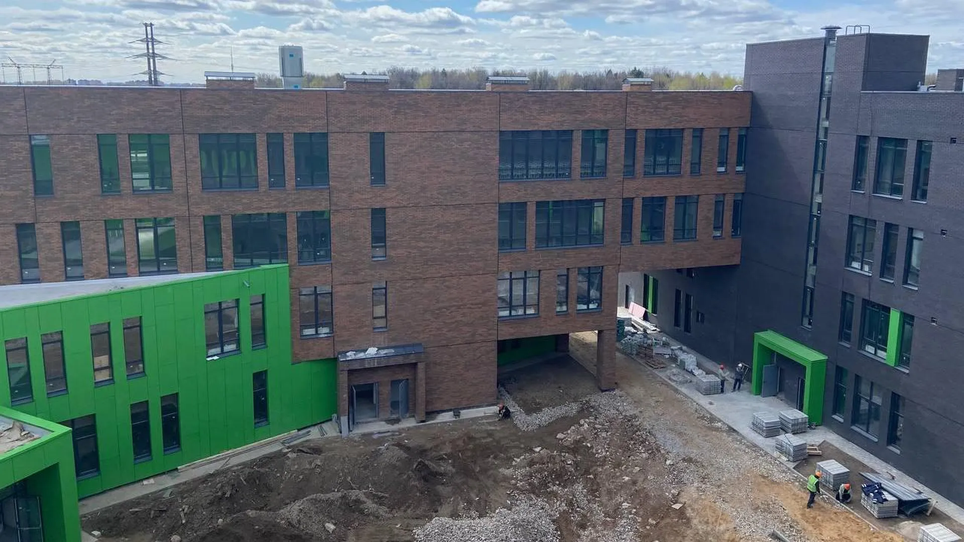 Строительство новой школы продолжается в подмосковном Отрадном