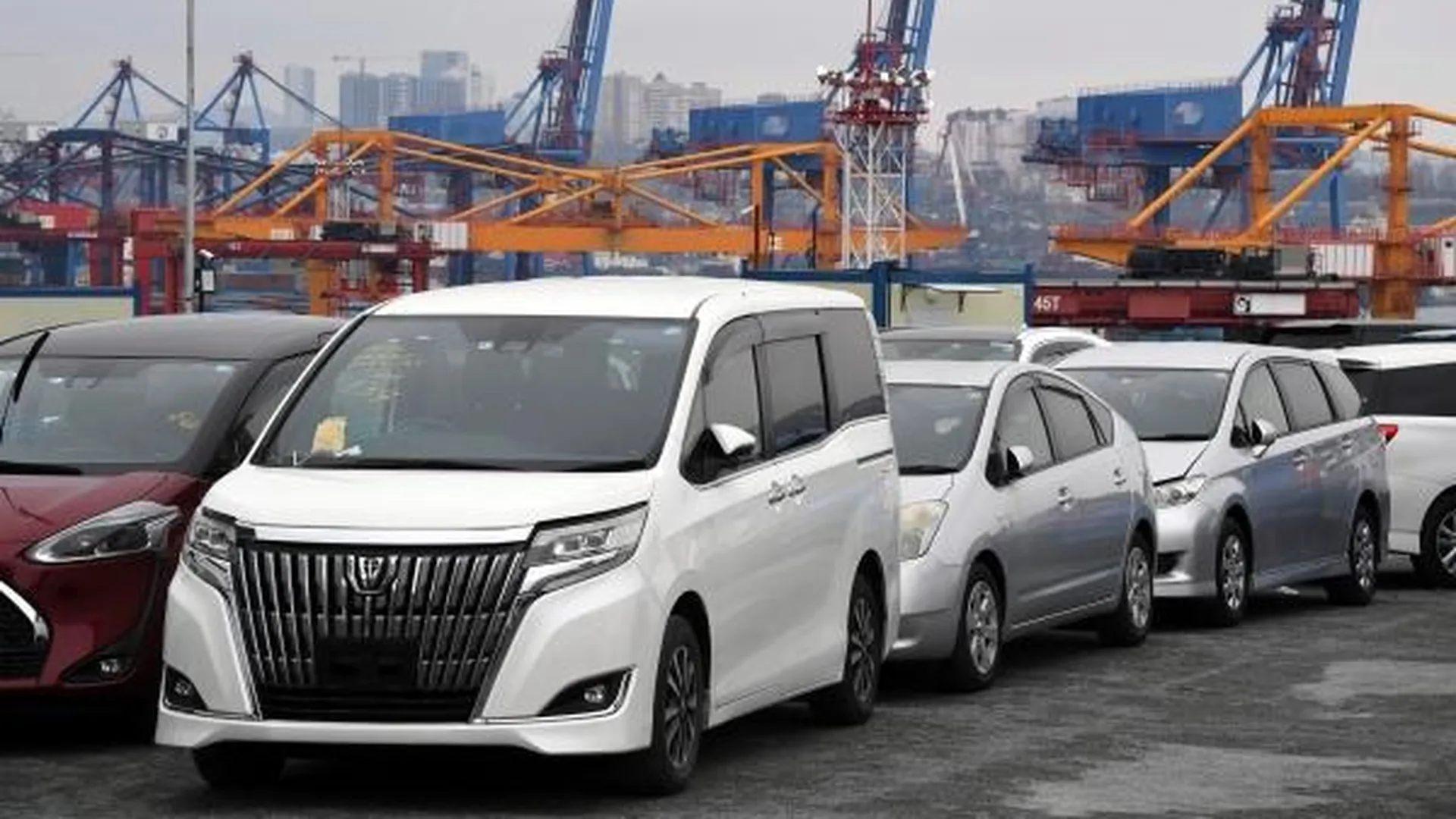 Автомобили на складе временного хранения Владивостокского морского торгового порта.