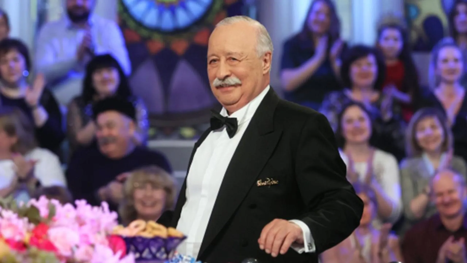 Кто был ведущим поле чудес. Ведущий капитал шоу поле чудес. Ведущий капитал шоу поле чудес. Кто был ведущим поле чудес. Капитал шоу поле чудес.