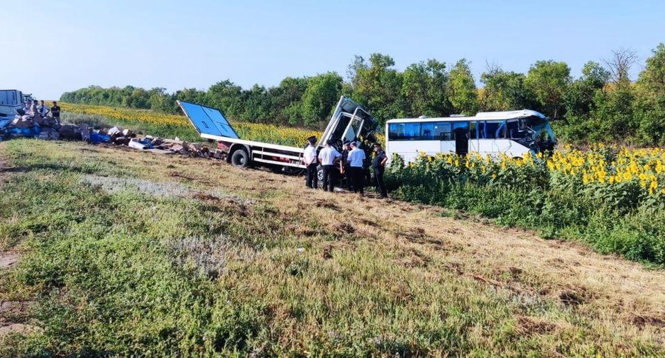 В ДТП с автобусом и грузовиком под Волгоградом погиб человек, 16 пострадали