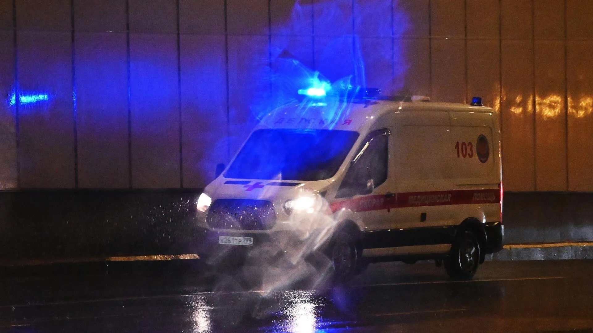 Грузовик на Варшавском шоссе врезался в столб и остался без колеса