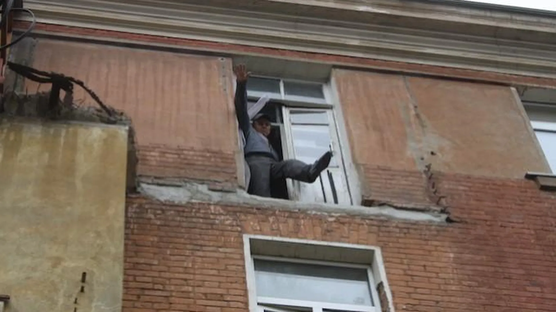 У целого дома в Серпухове спилили балконы