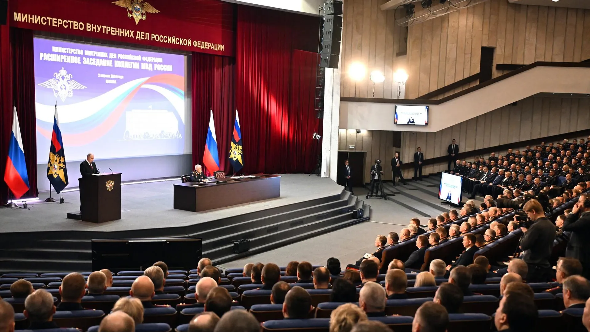 Путин заявил, что Россия находится в сложном периоде истории
