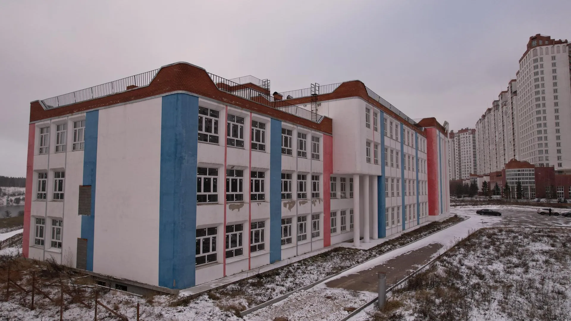 В подмосковном Дзержинском достроят проблемную школу