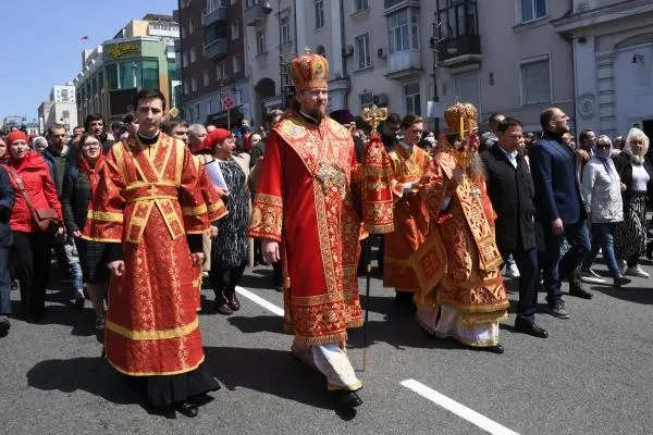 Священнослужители во время пасхального крестного хода во Владивостоке.
