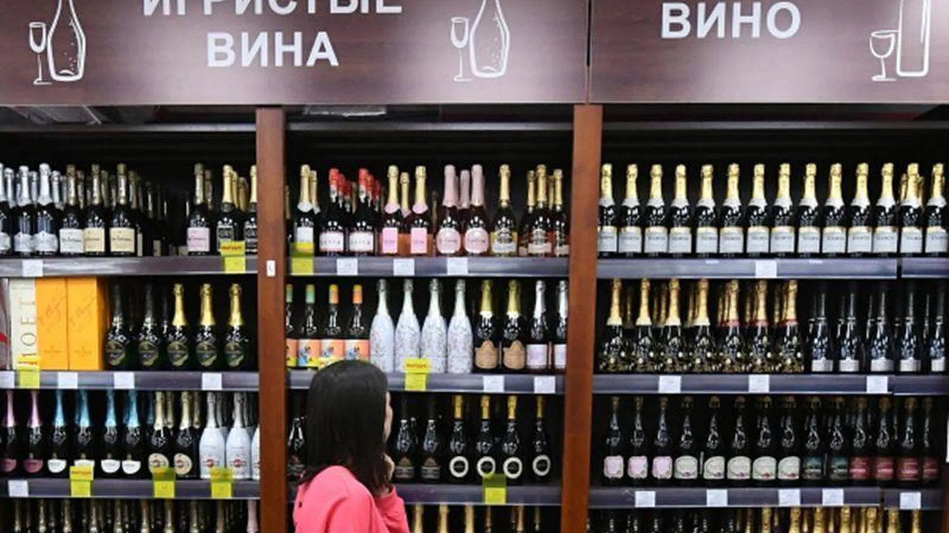Ритейлеры рассказали, хватит ли россиянам алкоголя в Новый год