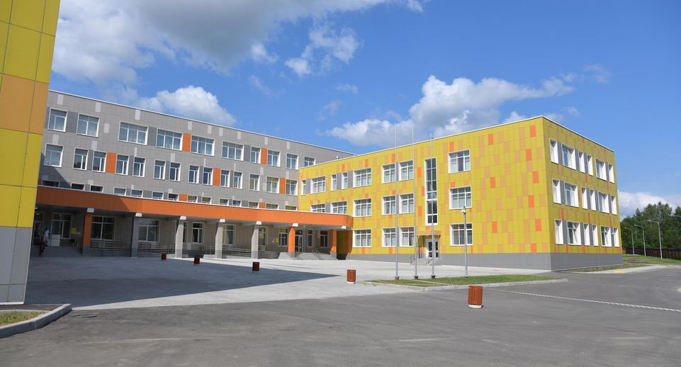 Еще 19 педагогов из других регионов привлекли в школы Дмитрова в этом году