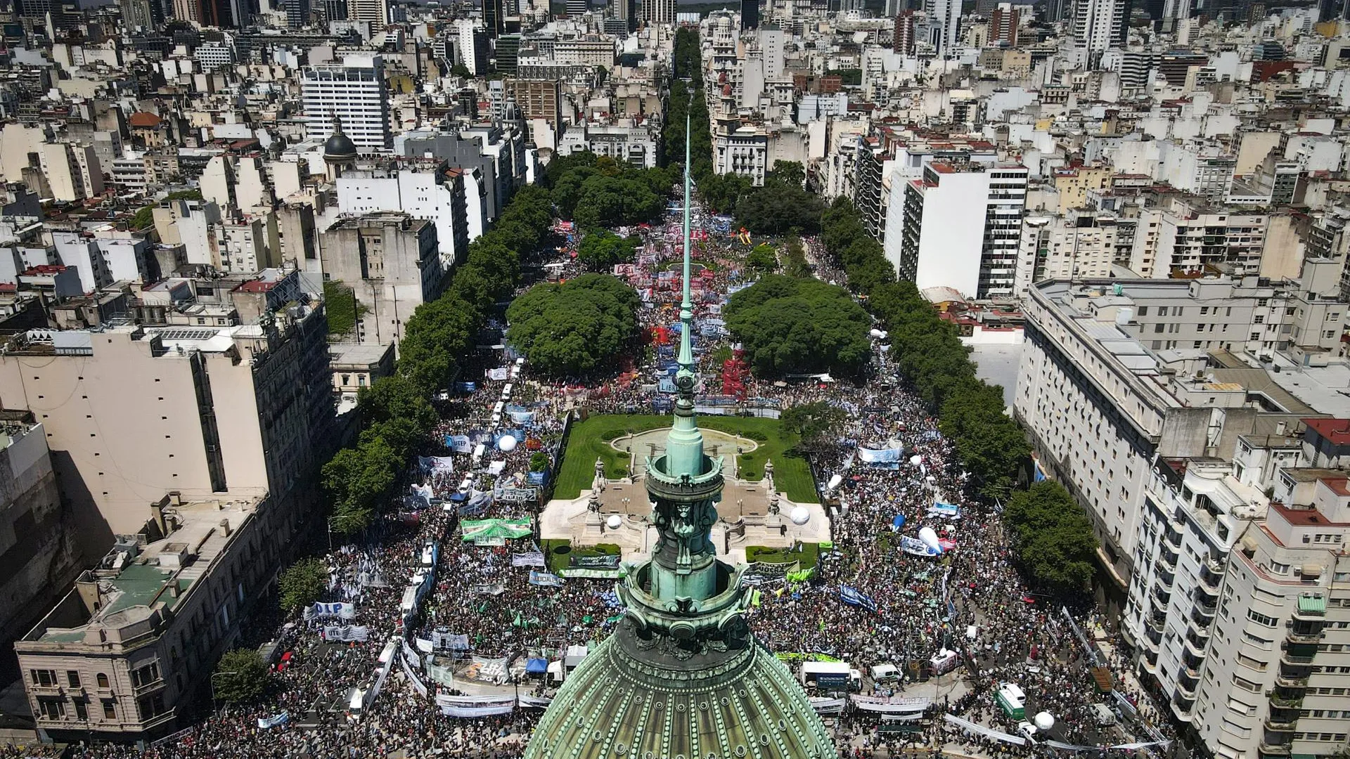Всеобщая забастовка аргентинцев возле стен парламента. Фото: Martin Cossarini / dpa
