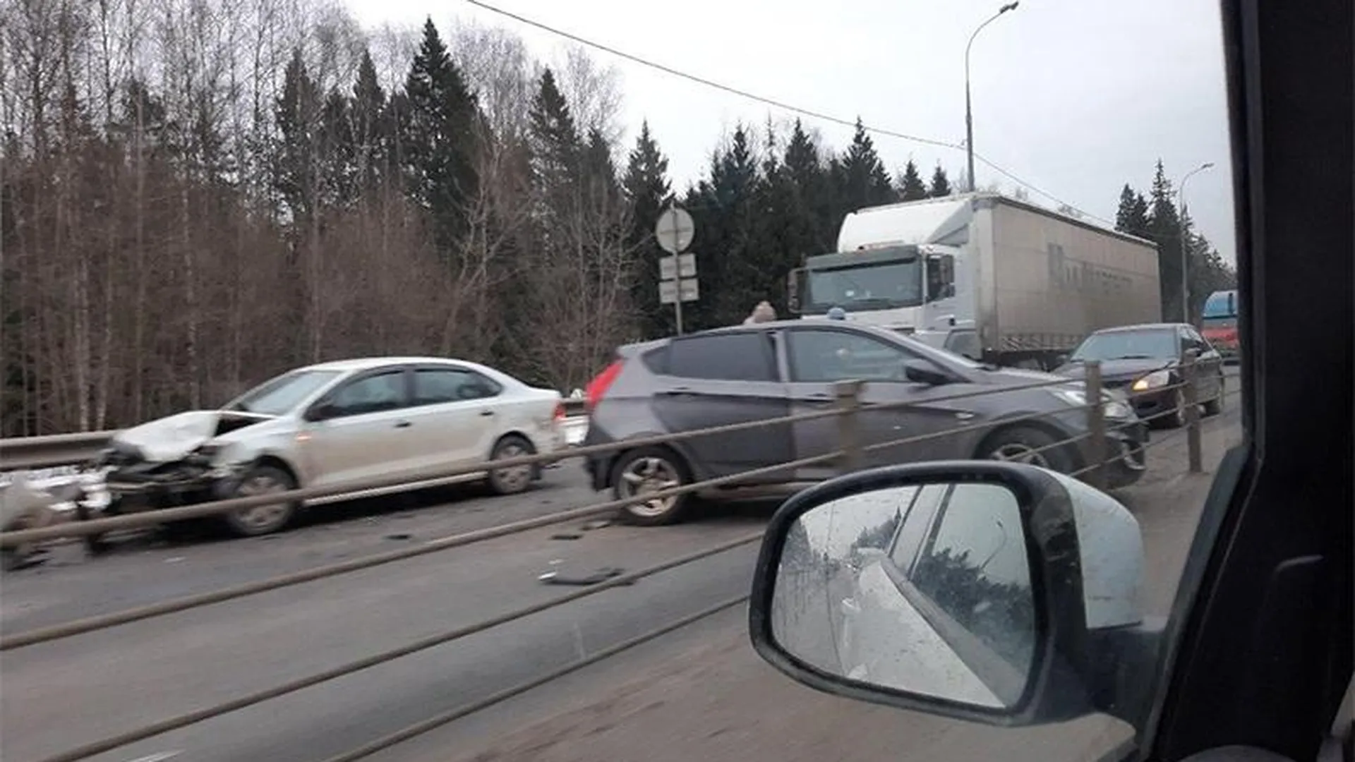 Иномарка спровоцировала массовую аварию на трассе в сторону Дмитрова