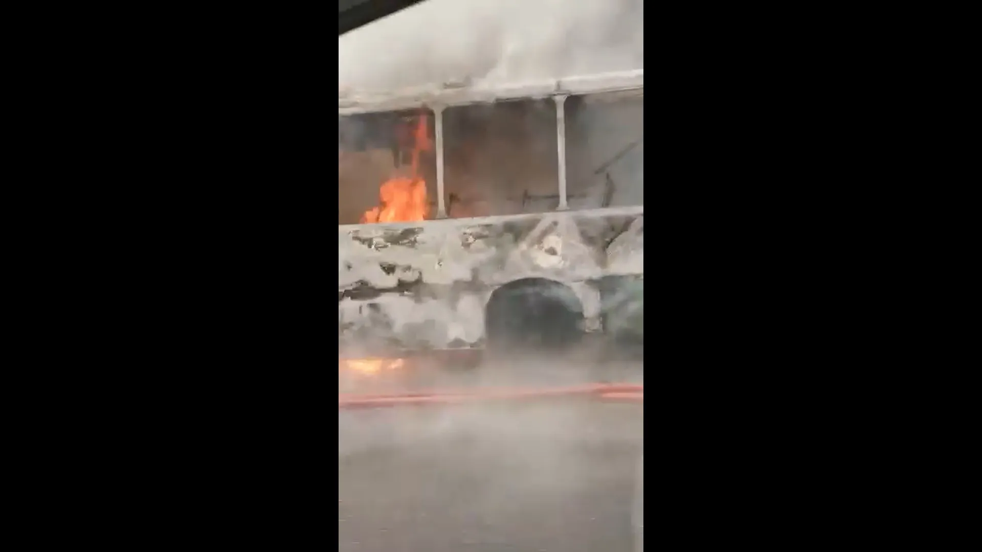 Пассажирский автобус сгорел в Подмосковье. Видео